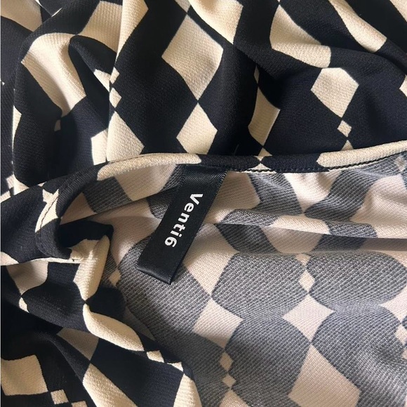 Black and White Long Sleeve Geometric Print Boutique Dress - Picture 8 of 8